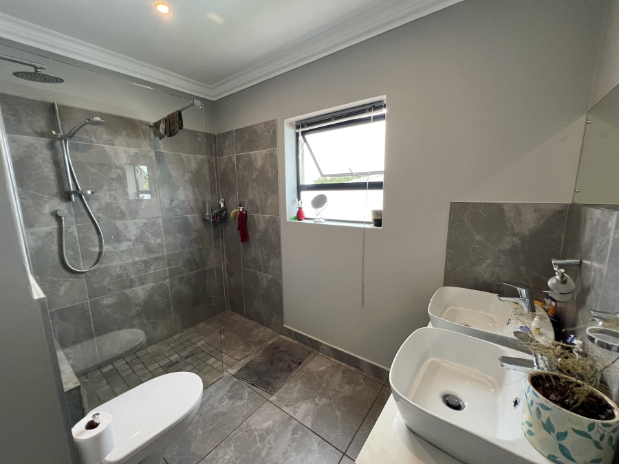 5 Bedroom Property for Sale in Noorsekloof Eastern Cape